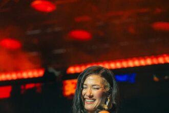 She is Nella, the Venezuelan singer who opened Kany García's concert in the DR | De Último Minuto English