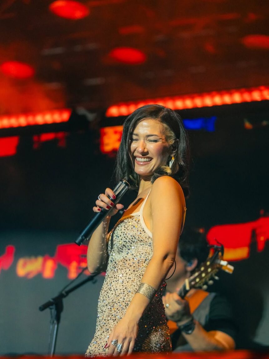 She is Nella, the Venezuelan singer who opened Kany García's concert in the DR | De Último Minuto English
