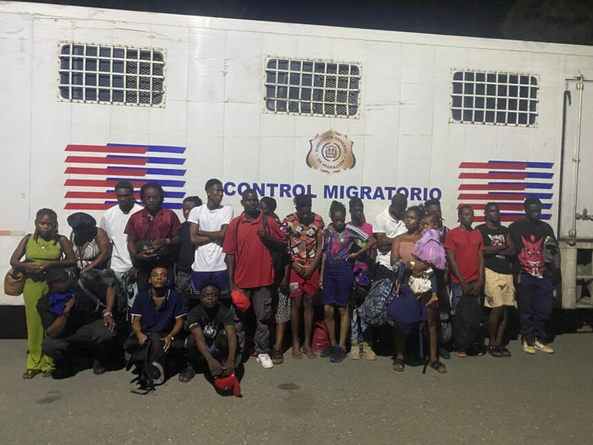 "Migration employees arrested for trafficking undocumented Haitians" | De Último Minuto English