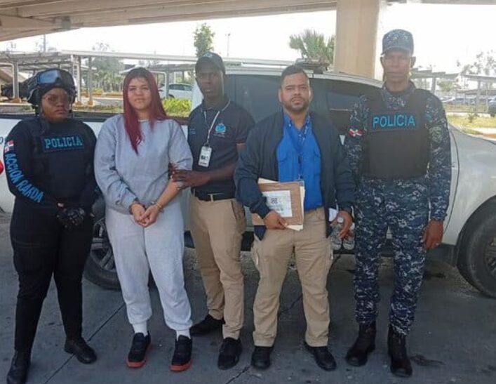 Woman linked to homicide case in Villa Altagracia deported from the United States | De Último Minuto English