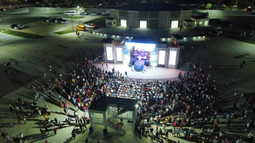 Concert dedicated to mothers at La Gaviota Amphitheater in Ciudad Juan Bosch brought together 4 thousand people | De Último Minuto English