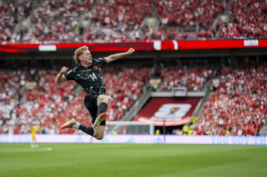 Canada achieves its first World Cup victory after thrashing Qatar 6-0 | De Último Minuto English