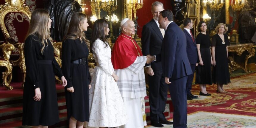 The Spanish royal family welcomes the Pope at the Royal Palace in the welcoming ceremony | De Último Minuto English