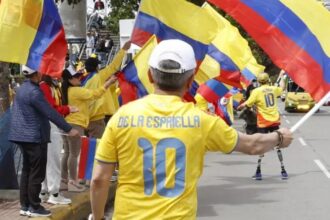 Abelardo's supporters take to the streets wearing the Colombia national team jersey | De Último Minuto English