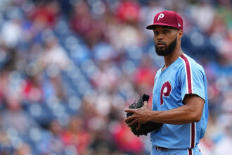 Cristopher Sánchez ends historic scoreless innings streak | De Último Minuto English