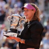 At just 19 years old, Mirra Andreeva conquers Roland Garros and wins her first Grand Slam | De Último Minuto English