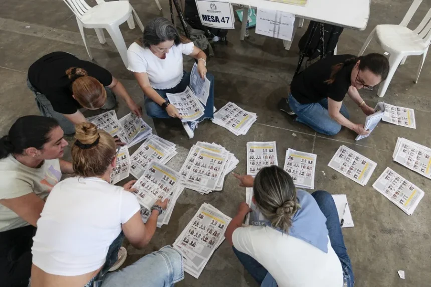 The electoral scrutiny in Colombia reaches 99.98% and coincides with Sunday's count | De Último Minuto English