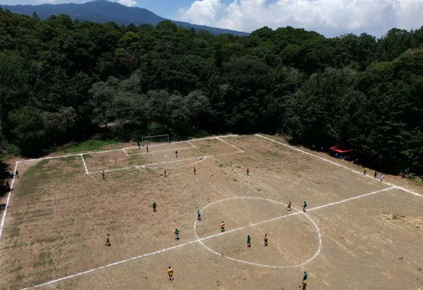 The soccer field that endures inside an ancient volcano in the south of Mexico City | De Último Minuto English