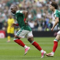 Mexico defeats South Africa and achieves its first victory in a World Cup opening match | De Último Minuto English