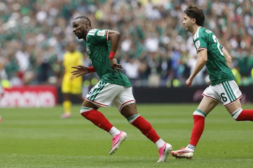Mexico defeats South Africa and achieves its first victory in a World Cup opening match | De Último Minuto English