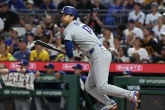 Ohtani hits a home run, but leaves the game due to knee discomfort in Dodgers' win | De Último Minuto English