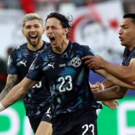 "Paraguay defeats Turkey, eliminates them from the World Cup and survives with ten players" | De Último Minuto English