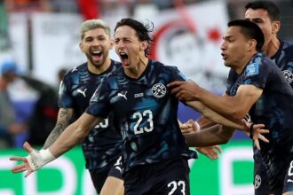 "Paraguay defeats Turkey, eliminates them from the World Cup and survives with ten players" | De Último Minuto English