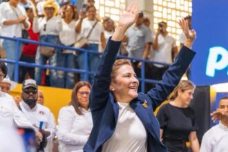 Political leader Anderson Pérez (Andelyari) announces support for Carolina Mejía | De Último Minuto English