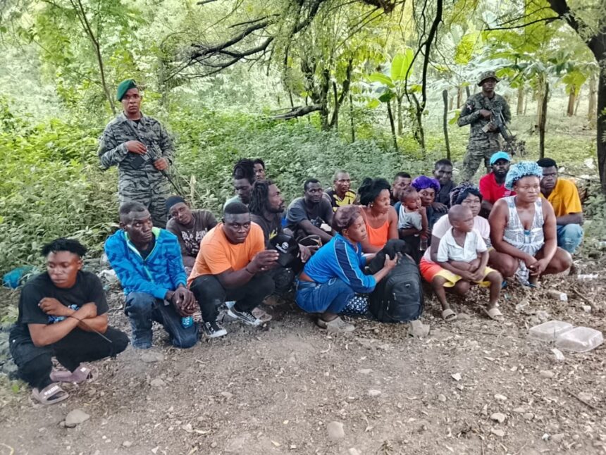 Army detains 54 undocumented individuals and seizes motorcycles during operations in Montecristi | De Último Minuto English