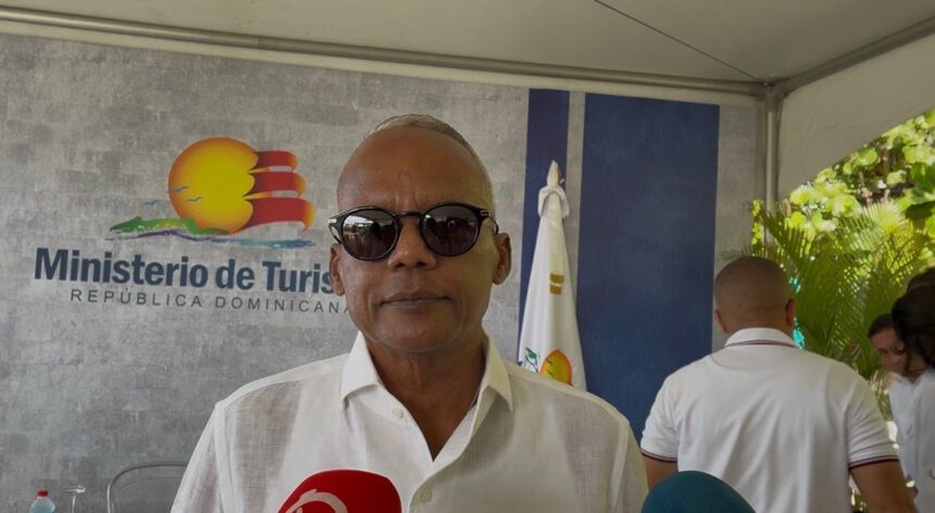 Boca Chica Mayor states that businesses and authorities are working together to tackle sargassum | De Último Minuto English