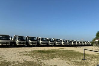 David Collado delivers 30 trucks, six tractors and sweepers to combat sargassum | De Último Minuto English