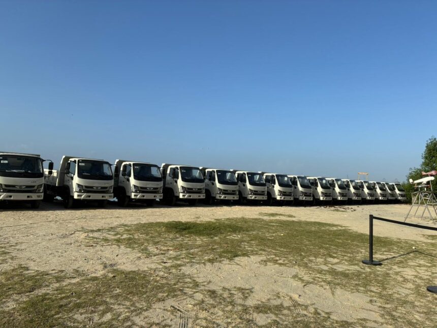 David Collado delivers 30 trucks, six tractors and sweepers to combat sargassum | De Último Minuto English