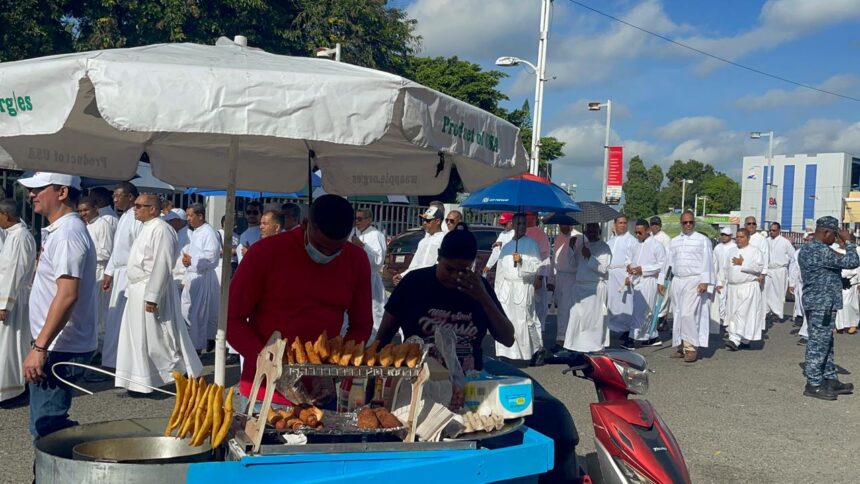 Corpus Christi gathers thousands of the faithful and boosts sales for informal merchants in Santiago | De Último Minuto English