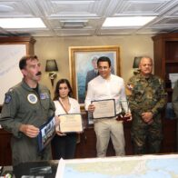 Minister Collado and Ambassador Leah Campos visit the aircraft carrier USS Nimitz | De Último Minuto English