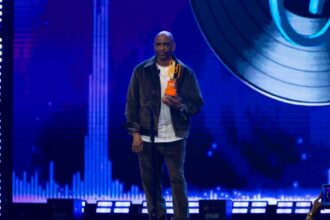 Sergio George was recognized at the Premios Tu Música Urbano | De Último Minuto English