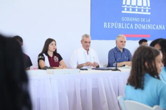 Abinader urges students to prepare in English, technology, and values to achieve success | De Último Minuto English