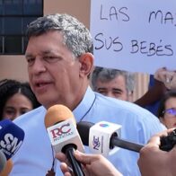 "Priest supports elimination of immigration protocol in hospitals and denounces alleged abuses" | De Último Minuto English