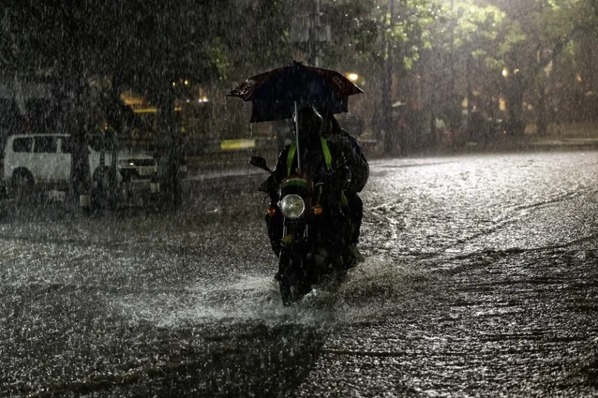 "Get ready: starting this Sunday afternoon, rain is expected due to a tropical wave" | De Último Minuto English