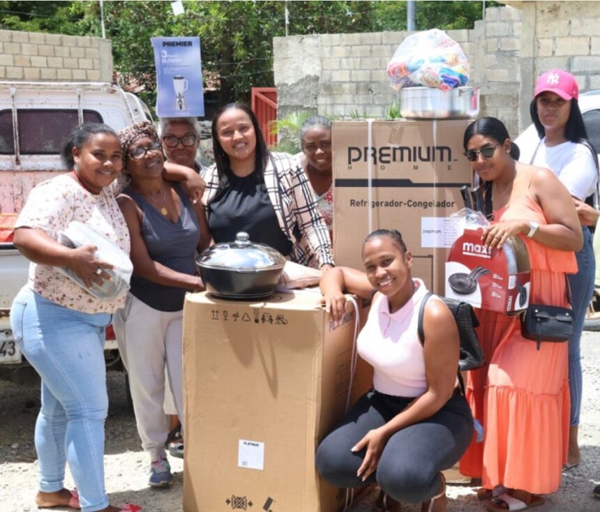 Gift delivery and raffle held for mothers of Brisas de Villa Verde in Santo Domingo Oeste | De Último Minuto English