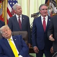 Trump falls asleep during an official announcement in the Oval Office | De Último Minuto English