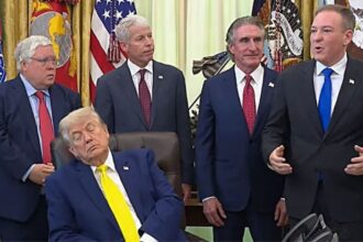 Trump falls asleep during an official announcement in the Oval Office | De Último Minuto English
