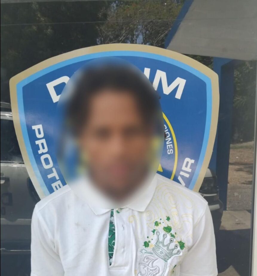 "Bobolo" captured, accused of breaking into a home, robbing, and sexually assaulting a young woman in Villa González | De Último Minuto English