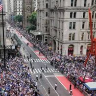 Karl-Anthony Towns leads the Knicks' party in a historic championship parade in New York | De Último Minuto English