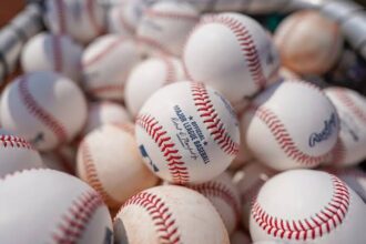 MLB and players' union begin negotiations for a new collective bargaining agreement with debate over salary cap | De Último Minuto English
