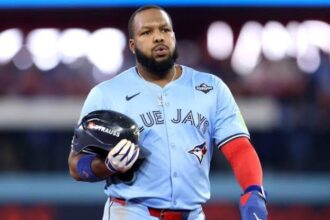 "Vladimir Guerrero Jr. leaves game due to back tightness, but Toronto rules out severity" | De Último Minuto English