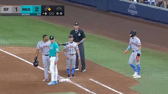 "Rafael Devers stars in a tense moment by resisting leaving the game against Miami" | De Último Minuto English