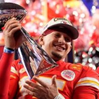 Patrick Mahomes signs historic extension with the Chiefs through 2033 for over US$500 million | De Último Minuto English