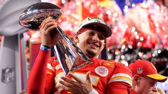 Patrick Mahomes signs historic extension with the Chiefs through 2033 for over US$500 million | De Último Minuto English