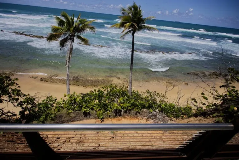 "United States issues a tsunami warning for part of the Caribbean following a 7.1 magnitude earthquake in Venezuela" | De Último Minuto English
