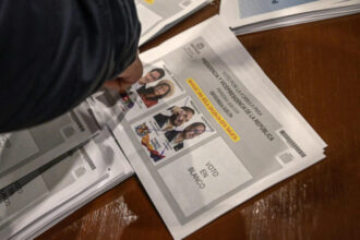 "De la Espriella leads Cepeda by 1.85 points with 89.58% of the polling stations reported" | De Último Minuto English