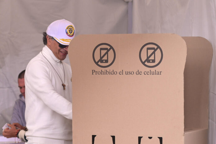 "Petro denounces "many irregularities" in close vote won by De la Espriella" | De Último Minuto English