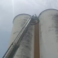 "Three men get trapped in Inespre silos in La Vega and are rescued by firefighters" | De Último Minuto English