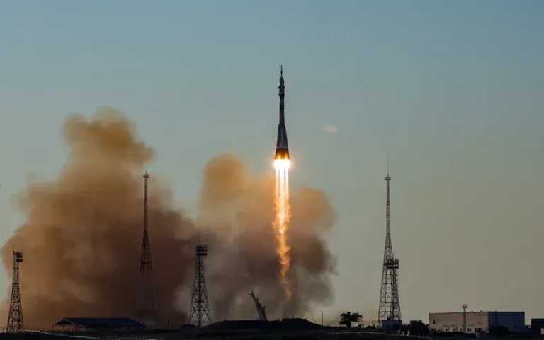Russia launches the Soyuz MS-29 spacecraft with three crew members on board heading to the Space Station | De Último Minuto English