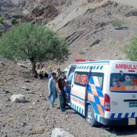 At least 40 dead after an overcrowded bus falls into a ravine in Pakistan | De Último Minuto English