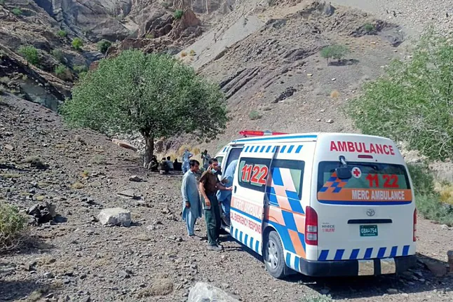 At least 40 dead after an overcrowded bus falls into a ravine in Pakistan | De Último Minuto English