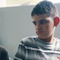 Teen with ultra-rare genetic disorder walks again after receiving personalized gene therapy | De Último Minuto English