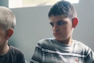 Teen with ultra-rare genetic disorder walks again after receiving personalized gene therapy | De Último Minuto English