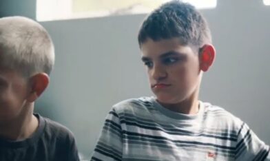 Teen with ultra-rare genetic disorder walks again after receiving personalized gene therapy | De Último Minuto English