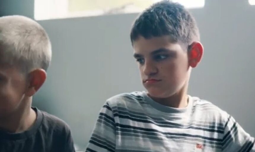 Teen with ultra-rare genetic disorder walks again after receiving personalized gene therapy | De Último Minuto English