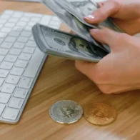 Americans who keep their savings in traditional bank accounts could be missing out on hundreds or even thousands of dollars in annual interest, according to a new analysis. While the national average annual percentage yield (APY) on savings accounts stands at just 0.38%, several high-yield savings accounts currently offer guaranteed returns between 4% and 5% APY, according to data from the Federal Deposit Insurance Corporation (FDIC), Forbes Advisor and YourBestSavings.com. The analysis estimates that someone with $50,000 in savings could earn up to $1,855 more per year by switching from an average traditional savings account to one offering a higher yield. Experts say the gap has widened as the Federal Reserve has maintained elevated interest rates in recent months. However, they caution that these higher returns may not last if the Fed begins lowering rates later this year or in early 2027. The report notes that many Hispanic households continue to keep their savings in traditional banks because of familiarity, concerns about digital banking or lack of information, potentially missing out on higher returns. According to the U.S. Bureau of Labor Statistics, inflation reached 3.5% annually in June 2026, meaning savings earning less than 1% annually continue to lose purchasing power. Among the highest-yield savings accounts available as of July 7 were: Varo Bank: Up to 5.00% APY on the first $5,000. GO2bank: 4.50% APY on the first $5,000. St. Mary's Credit Union: 4.50% APY on balances up to $50,000. Axos Bank: 4.21% APY, subject to eligibility requirements. Forbright Bank: 4.15% APY with no minimum deposit. Financial experts recommend verifying that a bank is insured by the FDIC, or by the National Credit Union Administration (NCUA) for credit unions, before opening an account. They also advise checking whether promotional rates apply only to certain balance limits and reviewing any monthly maintenance fees or account requirements. Analysts say opening a high-yield savings account typically takes only a few minutes and could allow savers to lock in higher interest rates before they begin to decline.
